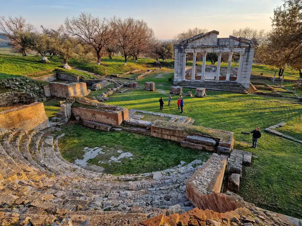 Antiguo teatro griego en Albania, ruinas, arquitectura antigua, sitio histórico, aventura Albania.