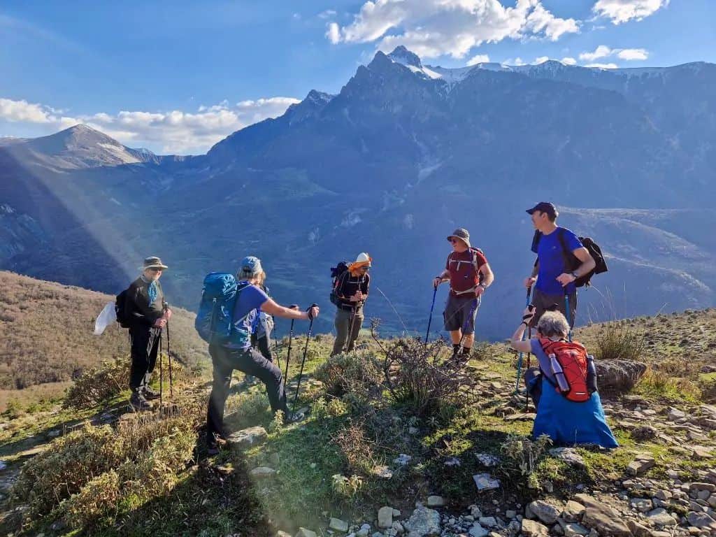 Aventura Albania, excursión de senderismo por los Alpes albaneses, grupo de expertos en senderismo de excursión, impresionante paisaje de montaña con picos y cielos azules, paraíso para los amantes de la naturaleza y los deportes de montaña.