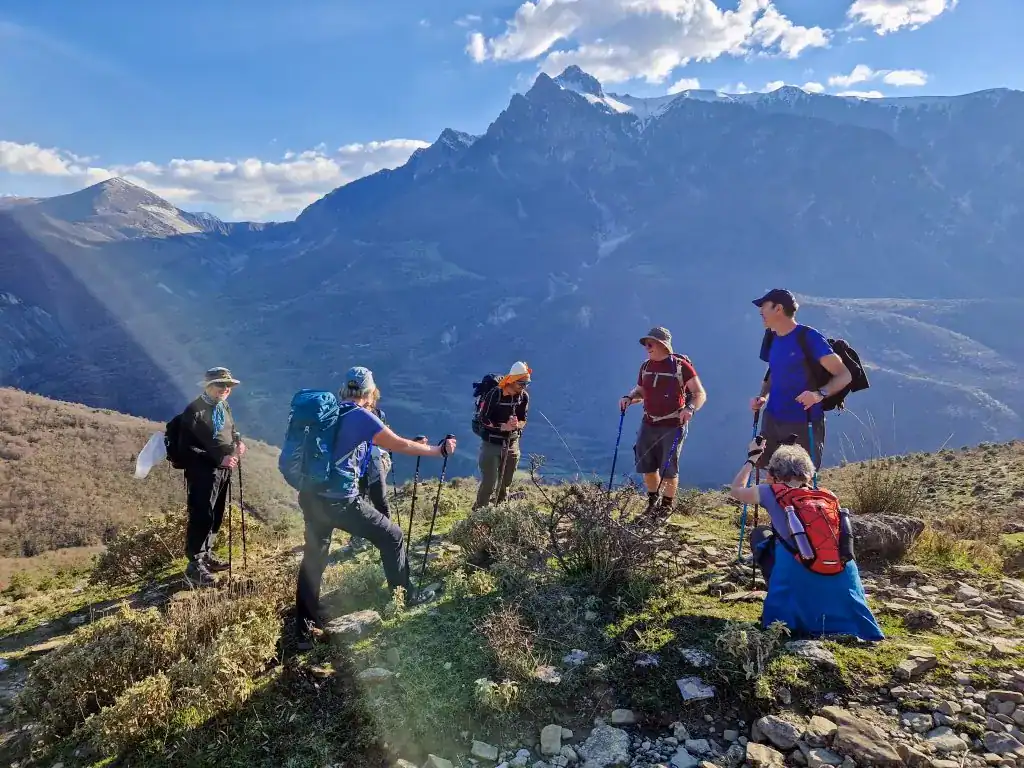 Wandern in Südalbanien_Gruppe vor hohen Bergen