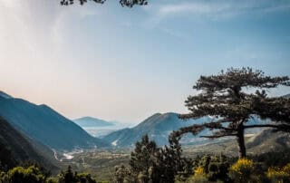 Albanië in april Ervaringen Weer & wandelen Lloagara Pass met uitzicht op de vallei