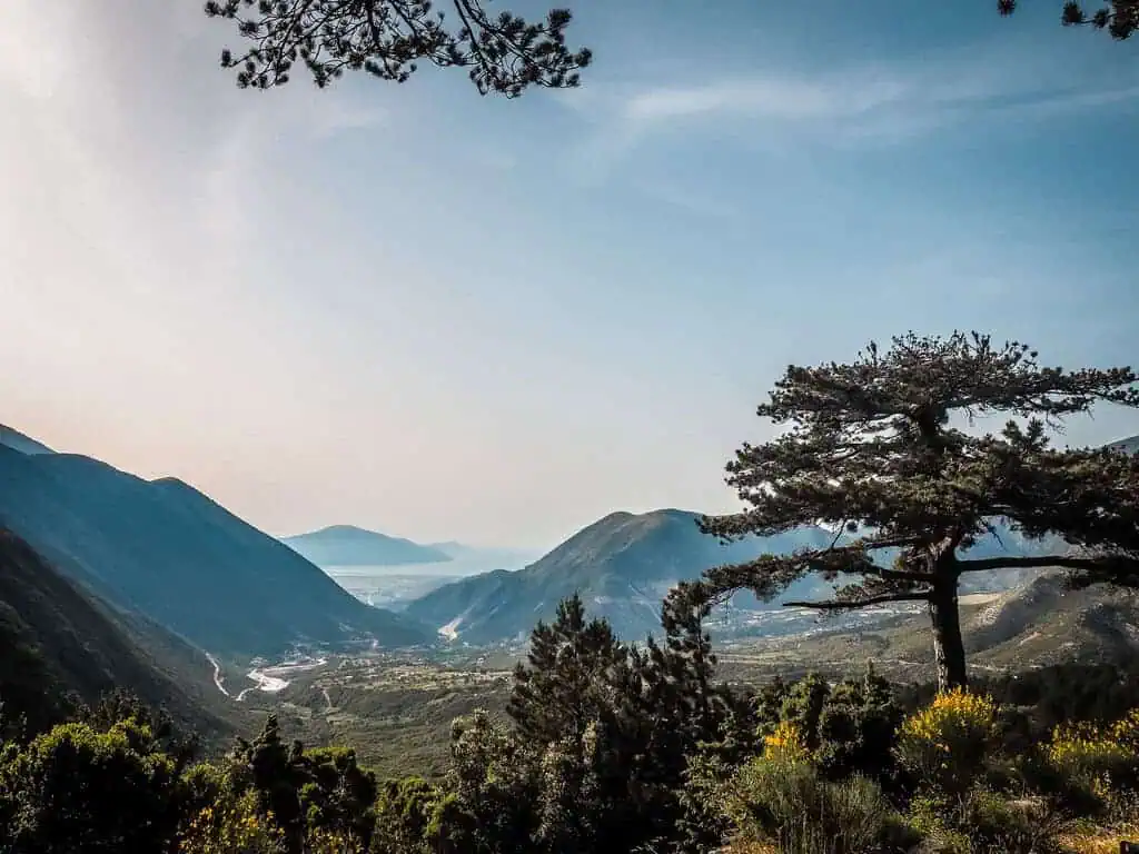 Albanien im April Erfahrungen Wetter & Wandern Lloagara Pass mit Blick ins Tal