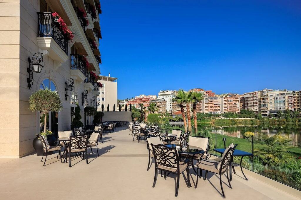 Radisson Collection Morina Hotel Tirana Terrasse Palmen