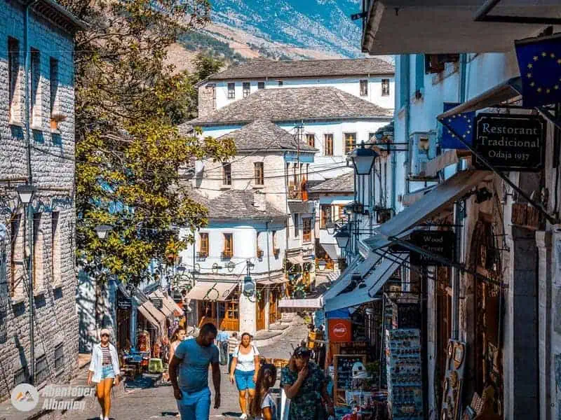 Altes albanisches Stadtbild in Gjirokastër, mit traditionellen weißen Häusern und steinernen Fassaden