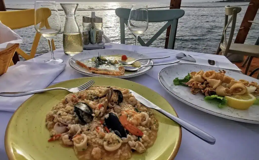 2 Kitarrat – Restaurant „Arome Deti“ mit Meeresfrüchtegerichten und Blick auf den Sonnenuntergang