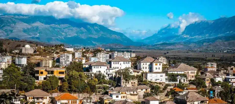 Albanien Urlaub Berge und Stadt Gjirokastra