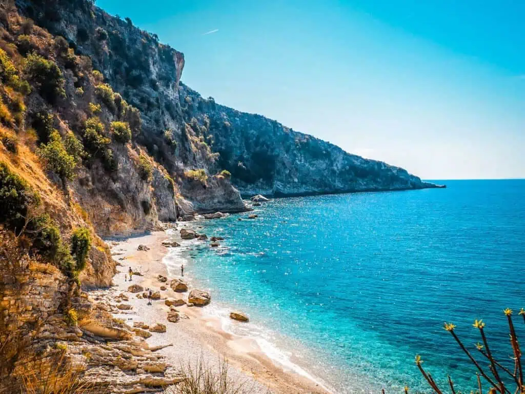 Het Filikuri-strand bij Himare is misschien wel het mooiste strand van Albanië