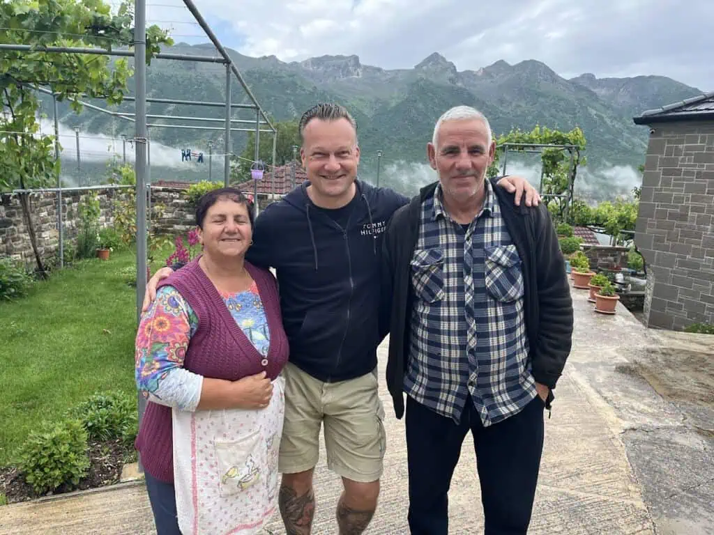 Familie in pension Zagoria Valley in een alpine landschap, typisch Albanees met bergen op de achtergrond