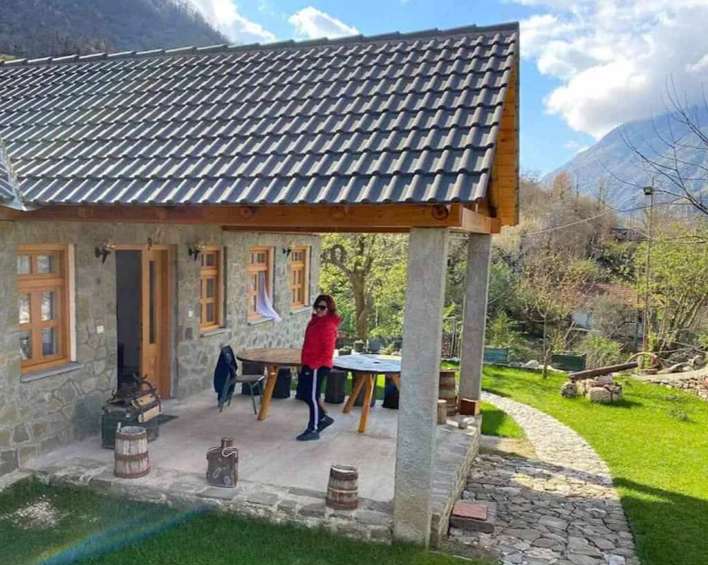 Acogedora casa de vacaciones en Albania con terraza en un pintoresco entorno natural, ideal para aventuras en Albania y senderismo en las montañas. Perfecto para unas vacaciones relajantes en Albania.