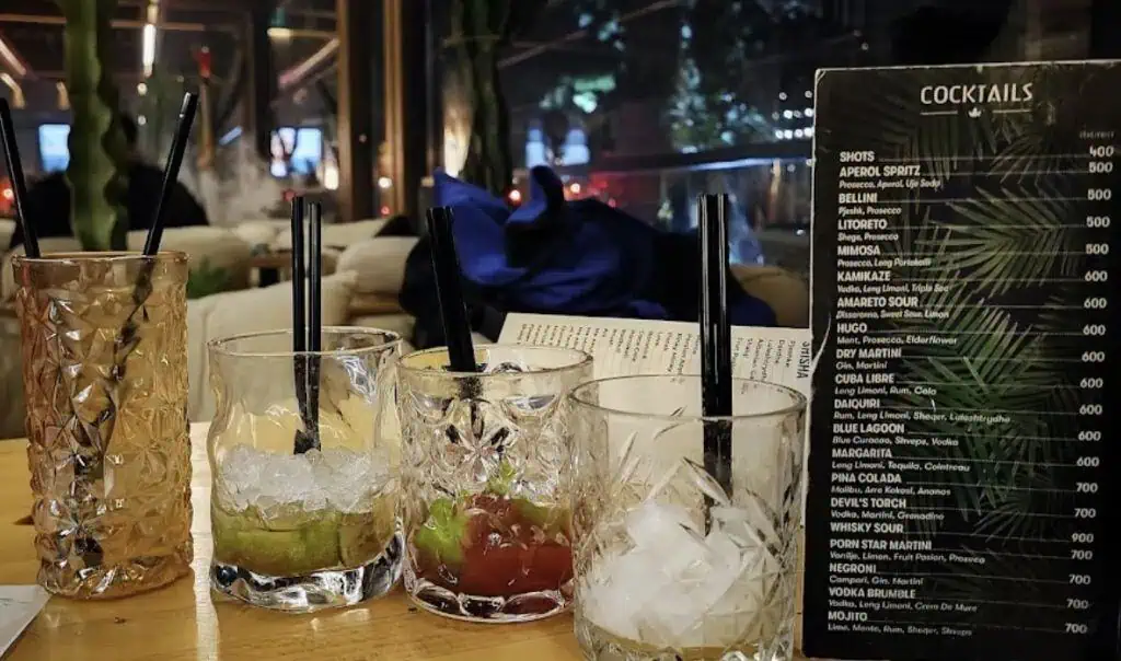 Zins Bar Durres – Cocktails und Speisekarte