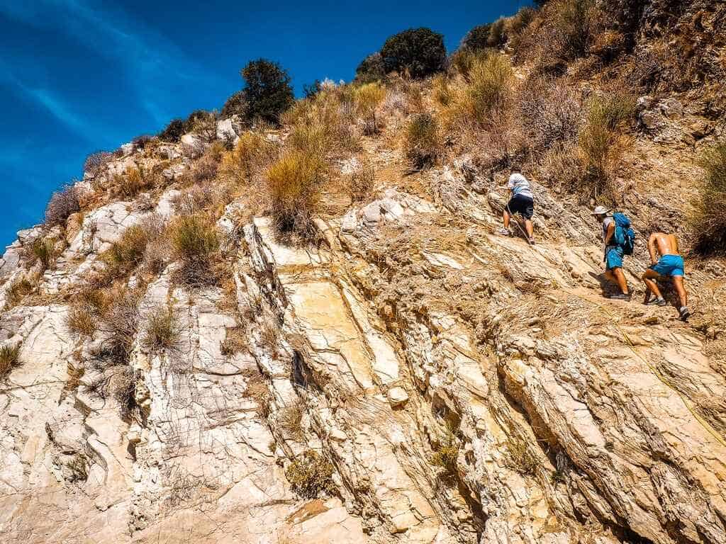 Adventure Albania, wspinacze na skalistych klifach pod błękitnym niebem, wędrówki i eksploracja przyrody w albańskich górskich krajobrazach, przygody na świeżym powietrzu w Albanii, doświadczanie dzikiej przyrody.