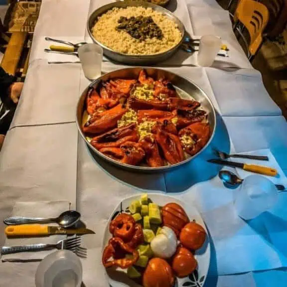 gerichte albanischer küche auf einem festlich gedeckten tisch mit typisch albanischen spezialitäten