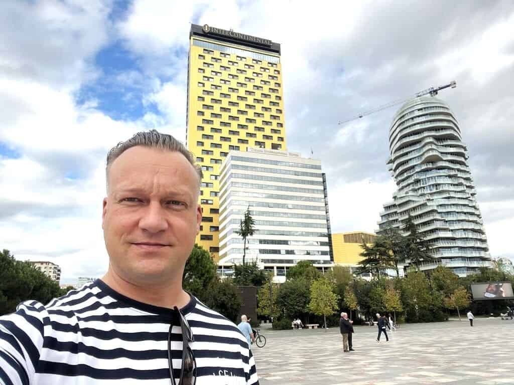 Het enorme Skanderbegplein is een van de beste plekken om te bezoeken in Tirana