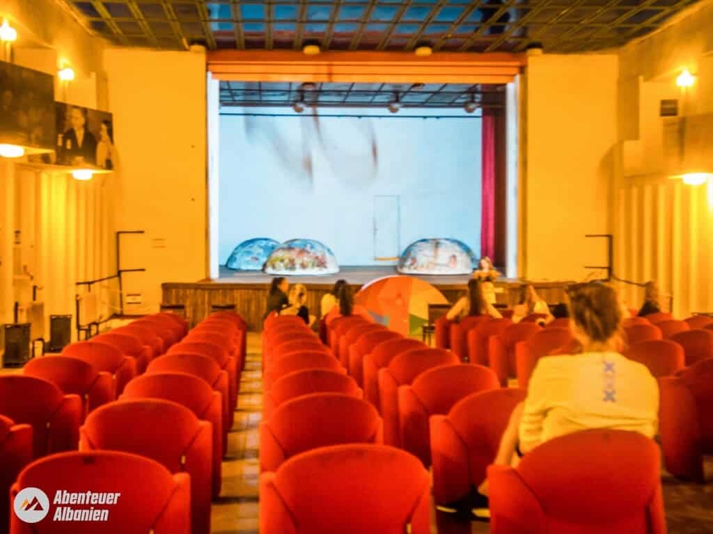 Theater in het BunkArt1 Museum Tirana