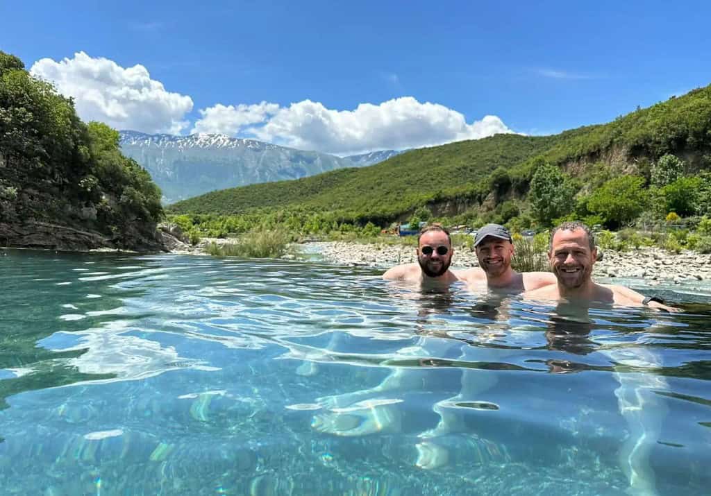 De bronnen van Benje bij Permet Albanië nodigen je uit om te zwemmen