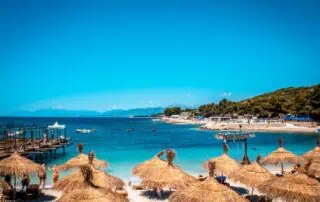 Urlaub in Albanien Strand von Ksamil mit blauem Wasser