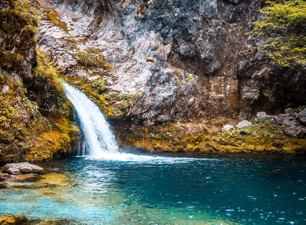 Peaks-of-the-Balkans-5-Tage-selbst-gefuehrt_Blue-Eye-Albanien-Quelle-und-Pool