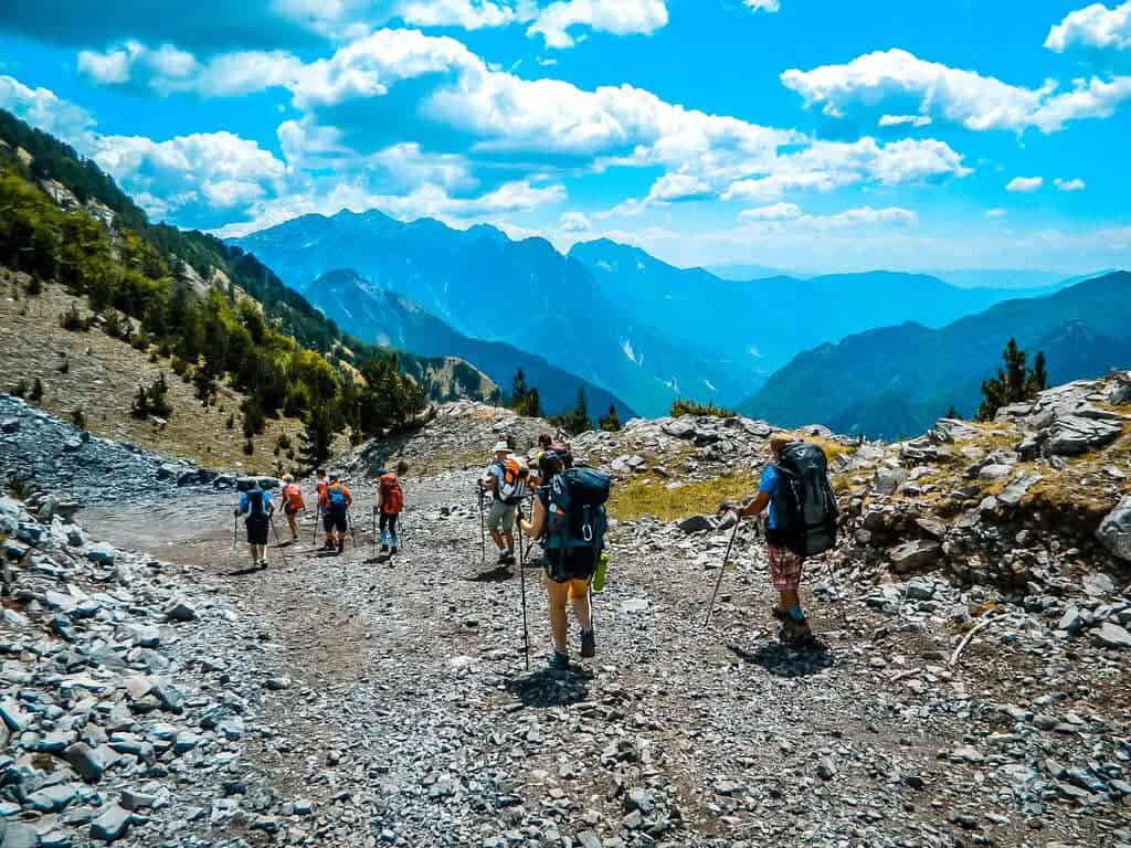 Senderismo en los Alpes albaneses con un espectacular telón de fondo natural