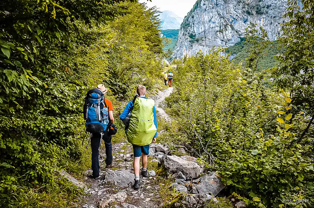 Senderistas en la Ruta de los Balcanes Albania