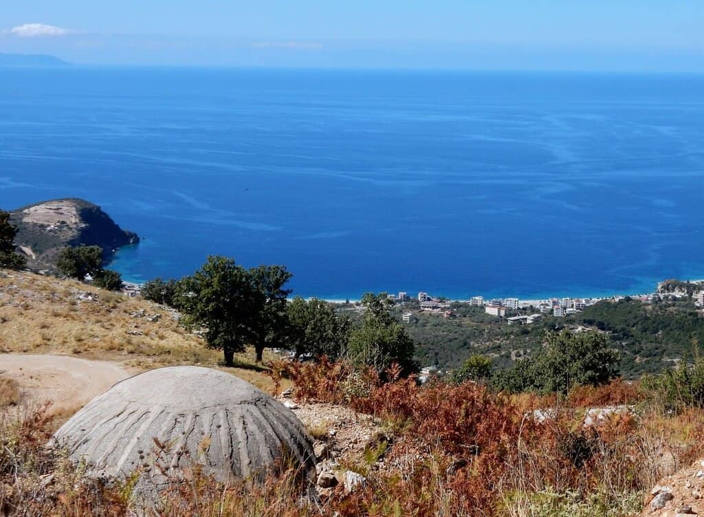 Albanien Bunker am Hang mit Meer