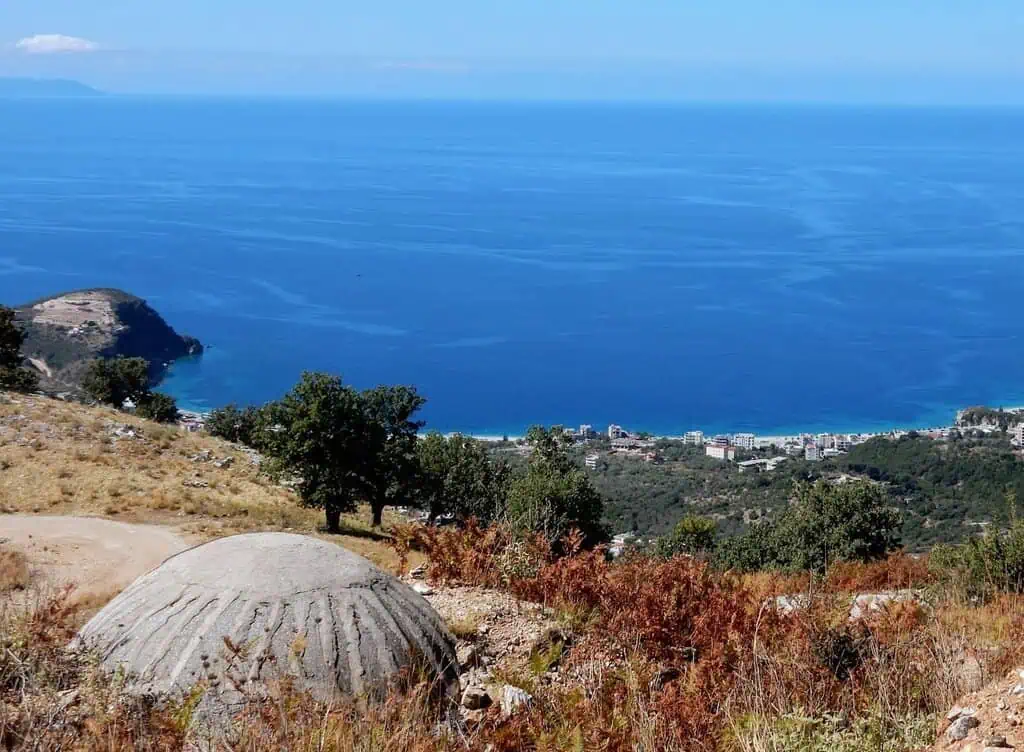 Albanien Bunker am Hang mit Meer