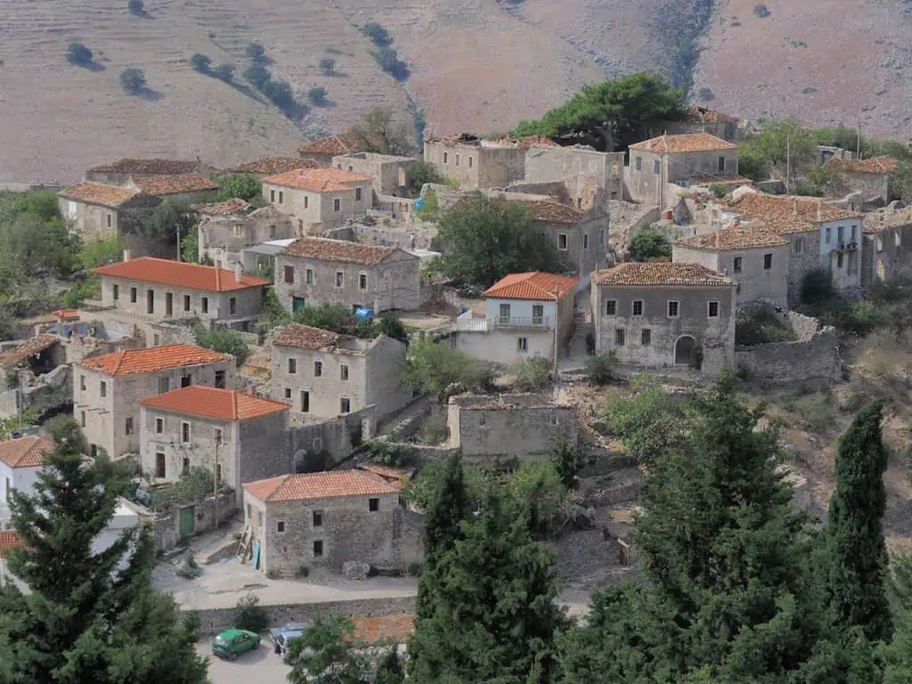 Albanien Dorf mit Steinhäusern