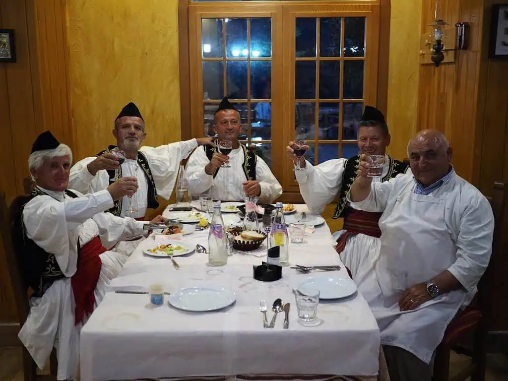Albanien Kultur Männer in traditioneller Kleidung im Restaurant