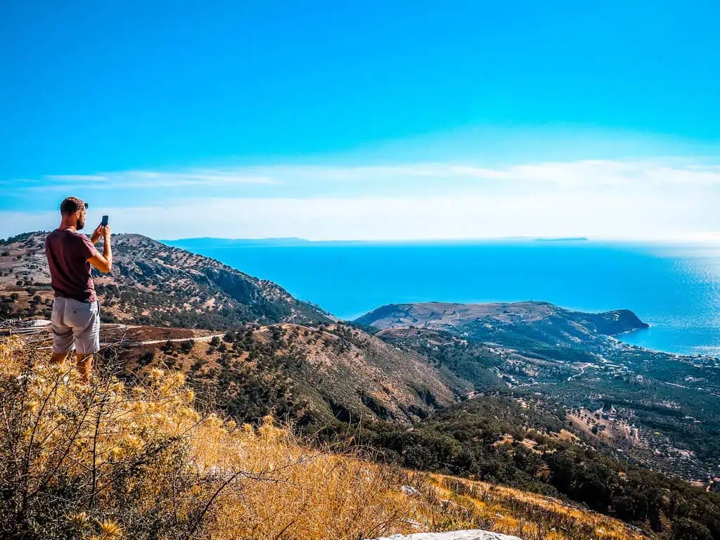 Albanischer Küstenweg Blick auf Himare am Meer