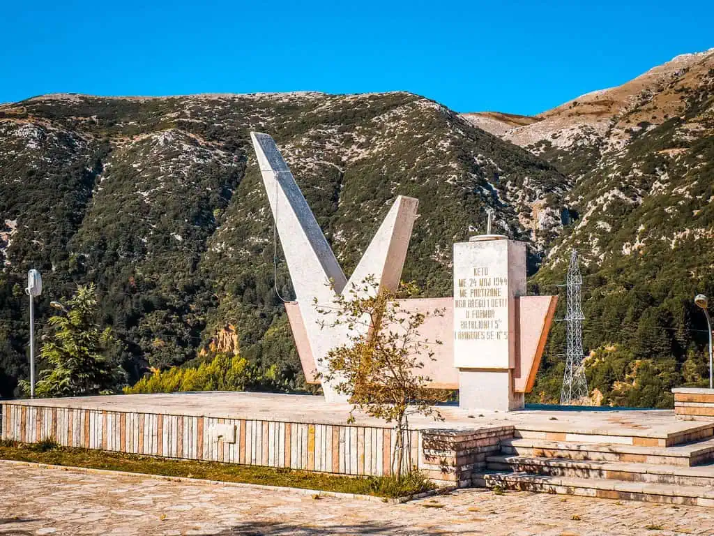 Albanischer-Kuestenweg-Dorf-Pilur-Kommunistisches-Denkmal