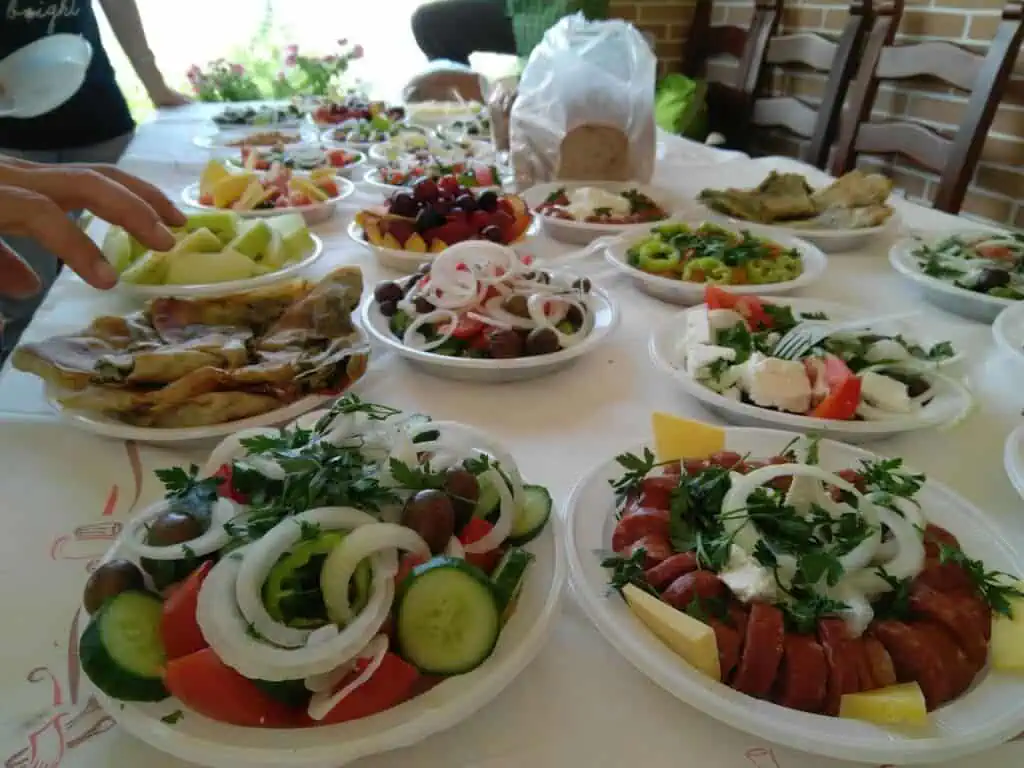 Albanisches Essen Salate und Byrek