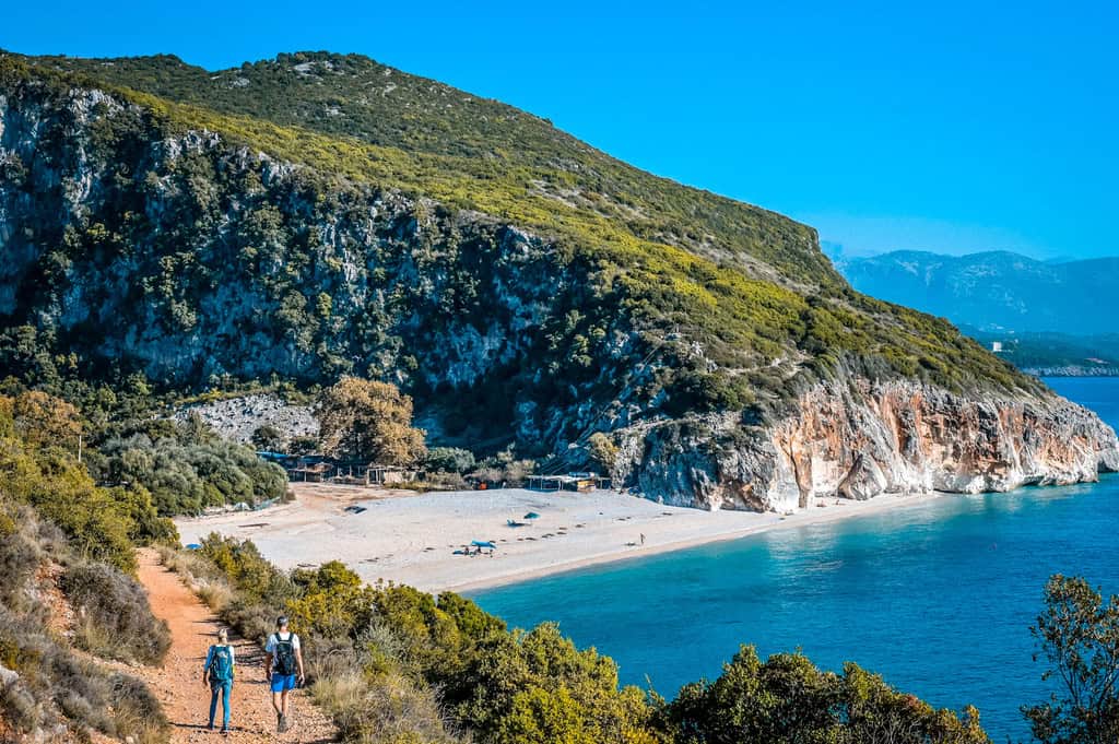Gjipe Beach playa en un cañón rocoso en el mar / ALBANIA, playa en un cañón rocoso en el Mar Jónico