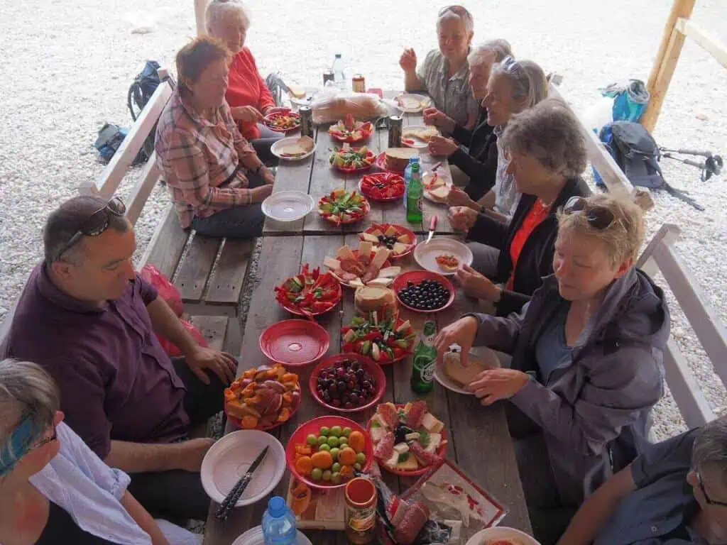 Picknick mit Früchten Wanderer Albanien
