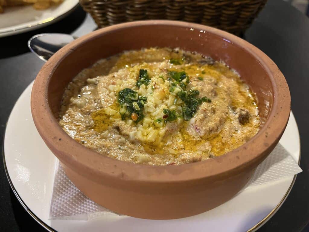 Typisch Albanees eten: Fergese stoofschotel in een restaurant in Shkodra
