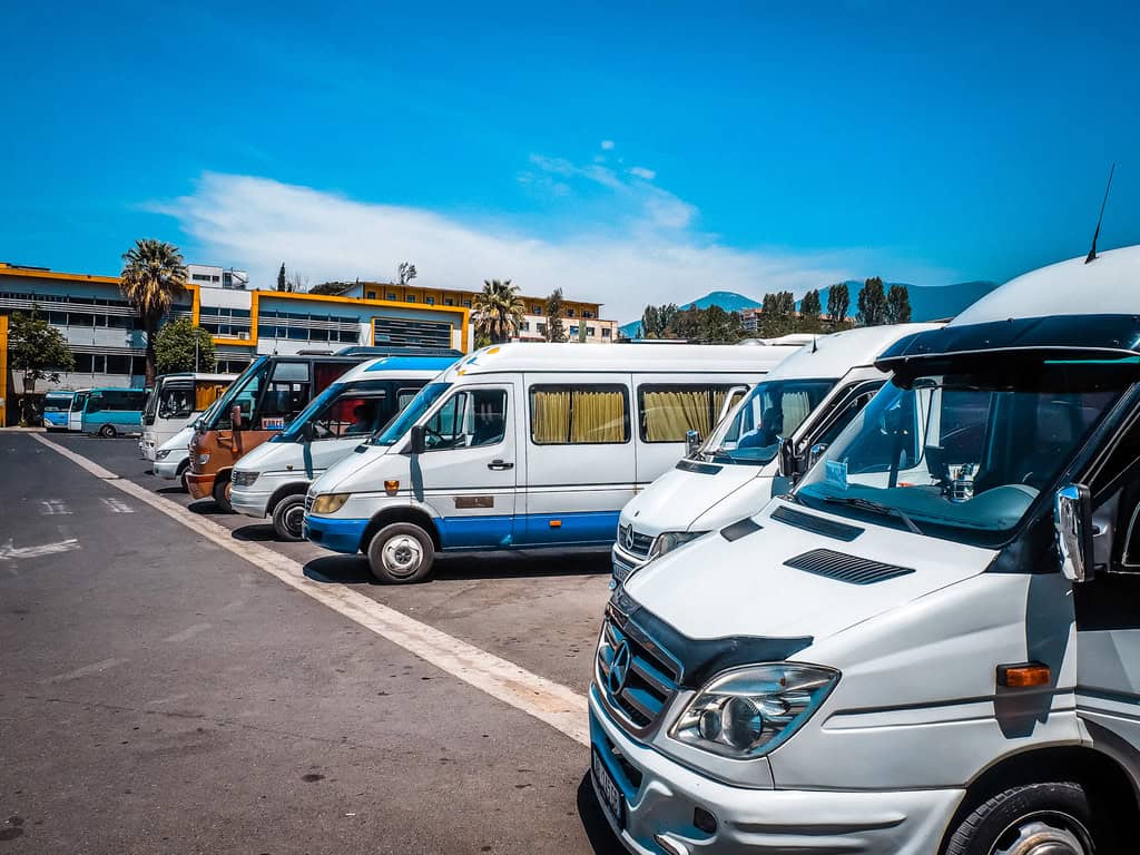 Albanien mit dem Bus bereisen Furgons in Tirana